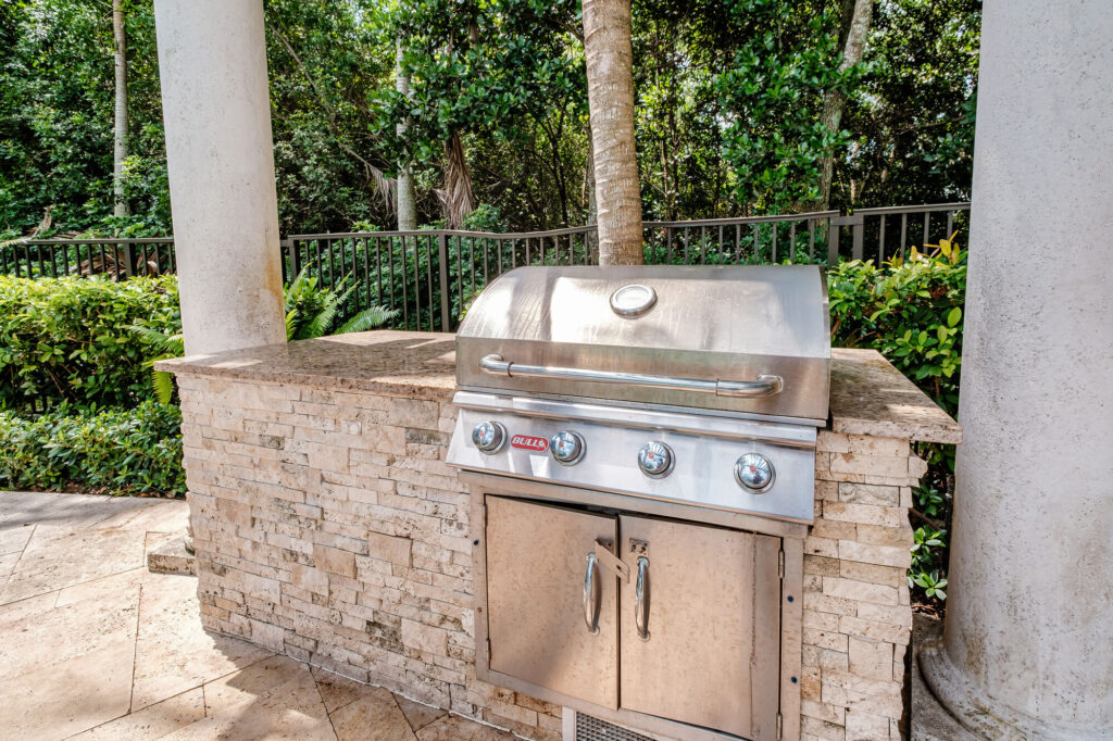 Outdoor gas grill